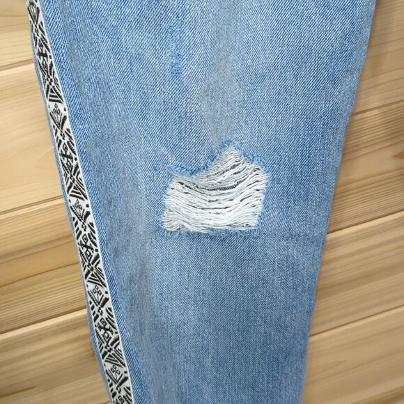 Lucky Brand Jeans womens 2 Blue Relaxed Tapered Light Wash Embroidered Trim - Picture 4 of 15